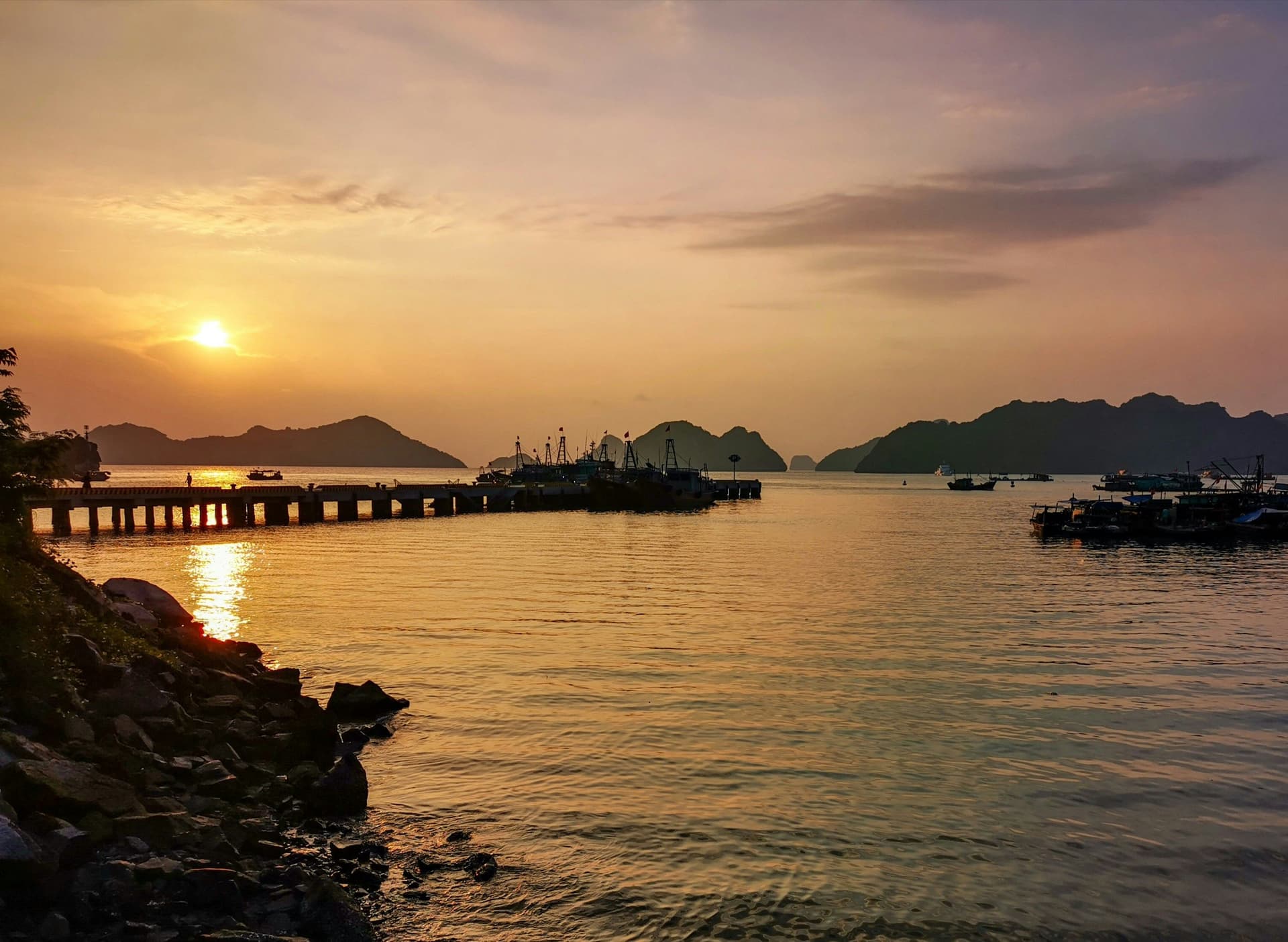 Ha Long Bay vs Lan Ha Bay: Which Cruise Experience Is Better?
