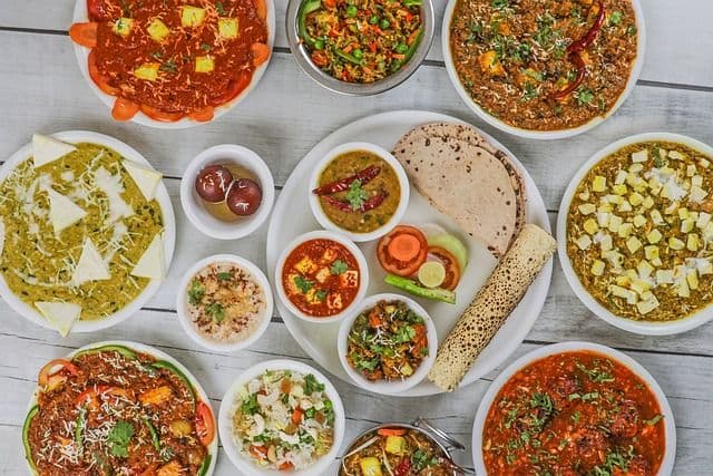 Banaras: The Ultimate Guide to Its Rich History and Mouth-Watering Food – A Must-Visit for Every Traveler