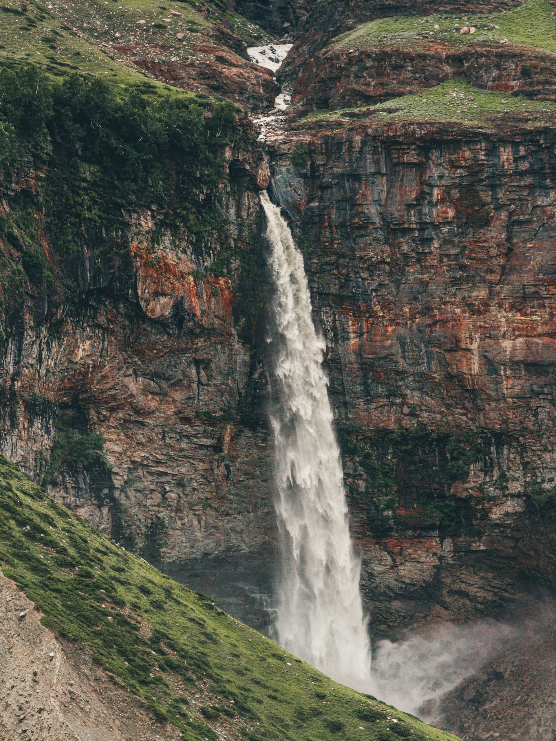 Best Waterfalls in Himachal Pradesh: Hidden Forest Falls, Monsoon Escapes & Scenic Himalayan Stops